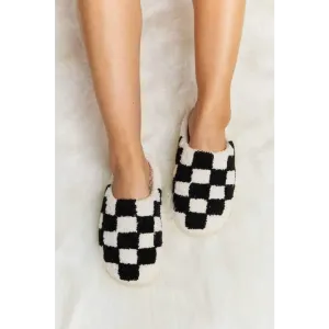 Indulge in Luxury Fashion with Plush Slippers for Stylish Relaxation